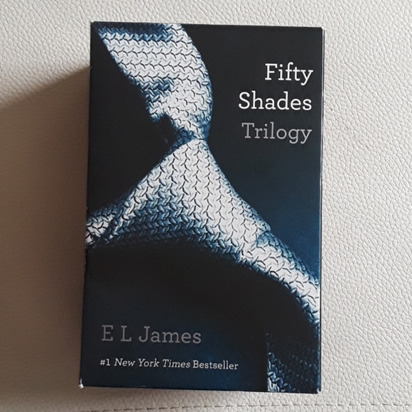 🔥🔥🔥HOT🔥🔥🔥 Fifty Shades Trilogy by EL James - Picture 1 of 5